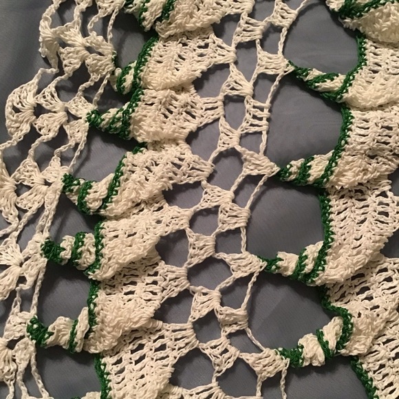 Vintage Gorgeous Croquet White and Green Trim Table Doily - Picture 2 of 4